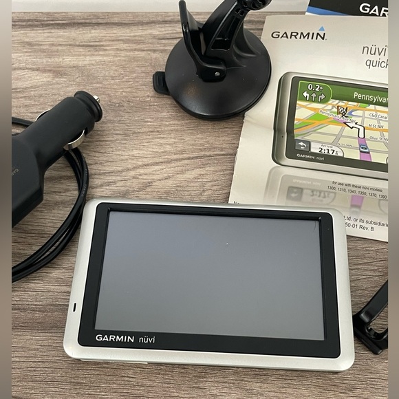 Garmin Nuvi 1300 Series with accessories and instructions used - Picture 5 of 7